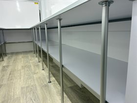 Hylder under bordpladen bagvæg Aeroline 422 salgsvogn